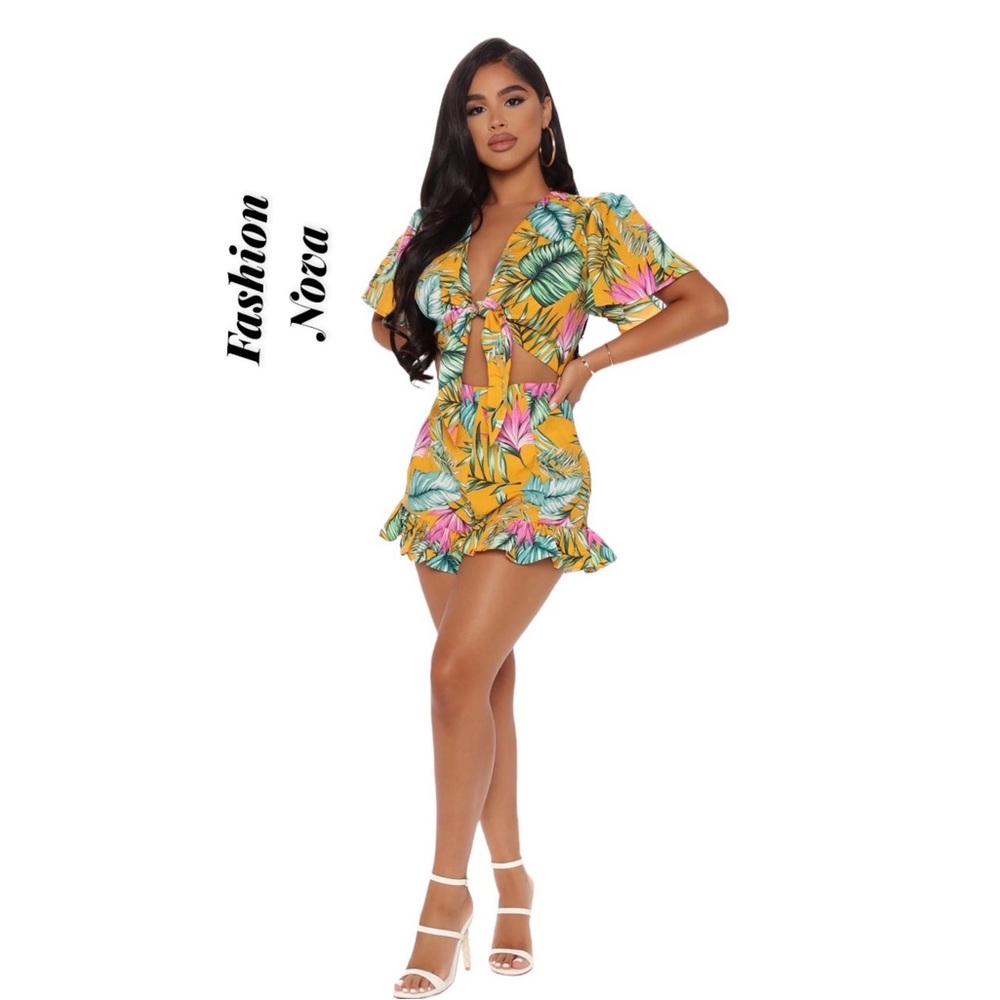 Fashion Nova Let’s Go On Vacay Tie Front Romper Size L